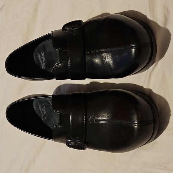 Dansko Shoes - Dansko Slip-on Clogs in Smooth Black Leather